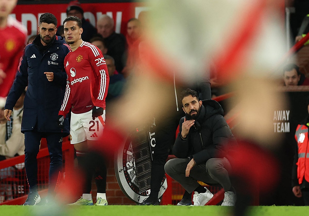 Antony, preparado para salir desde el banquillo en un partido del United de la pasada temporada
