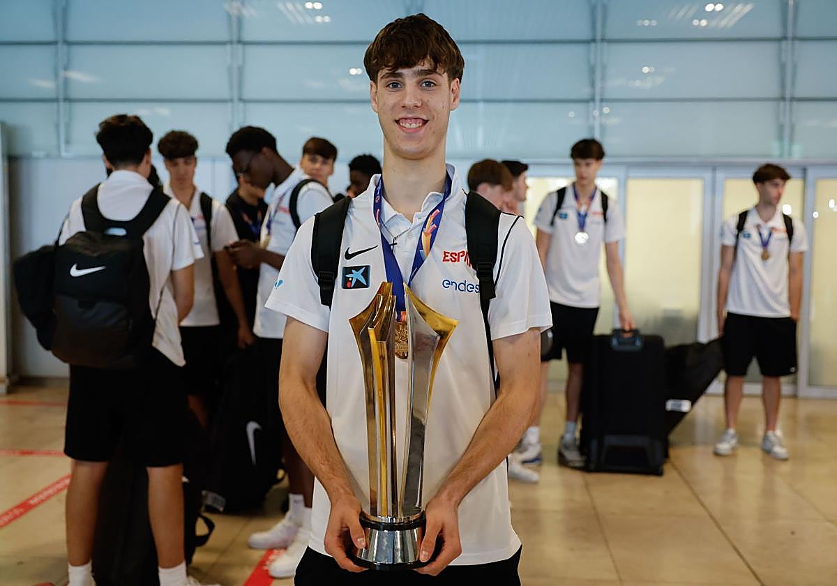 Guillermo del Pino con el trofeo de campeón del la final del Eurobasket sub-18