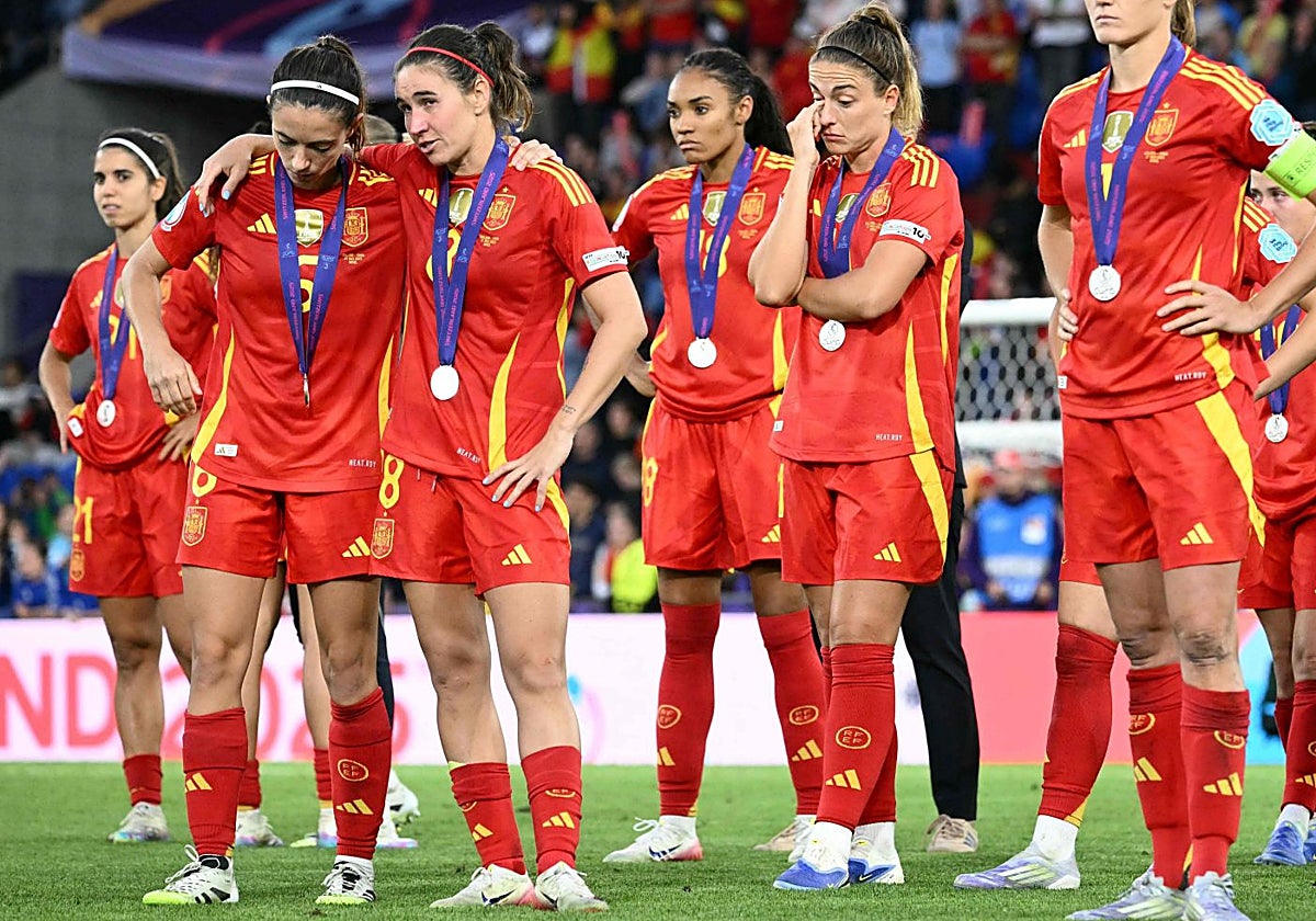 Aitana, Mariona y Alexia, tras la entrega de medallas en la final de la Eurocopa