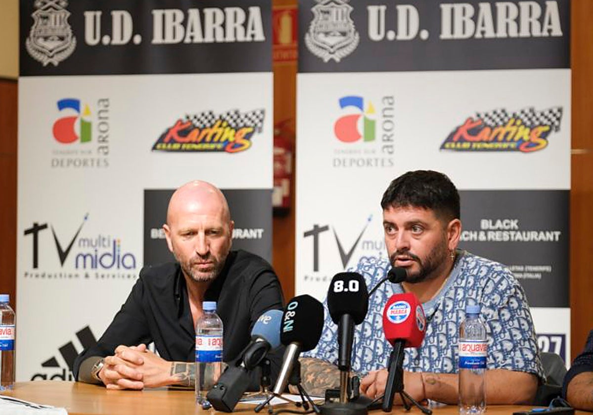 Diego Maradona Sinagra, acompañado por Mirco Capezoli (izquierda)