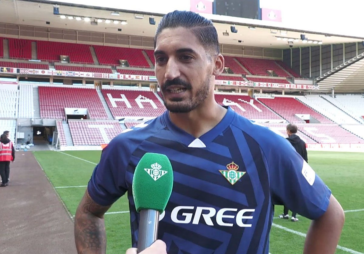 Álvaro Valles atendió a los medios del Betis sobre el césped del Stadium of Light de Sunderland