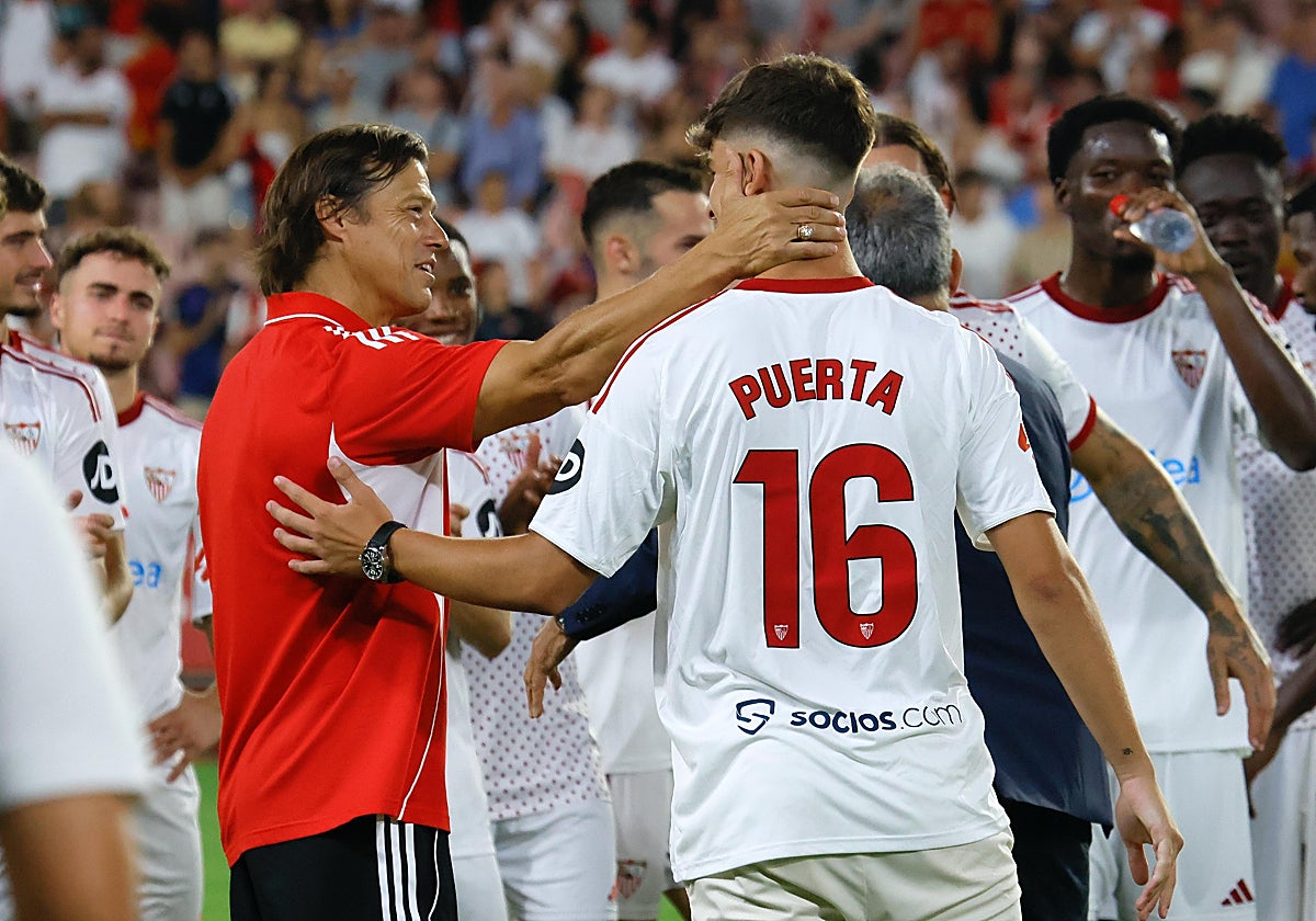 Matías Almeyda saluda a Aitor Puerta tras el Sevilla-Al Qadsiah