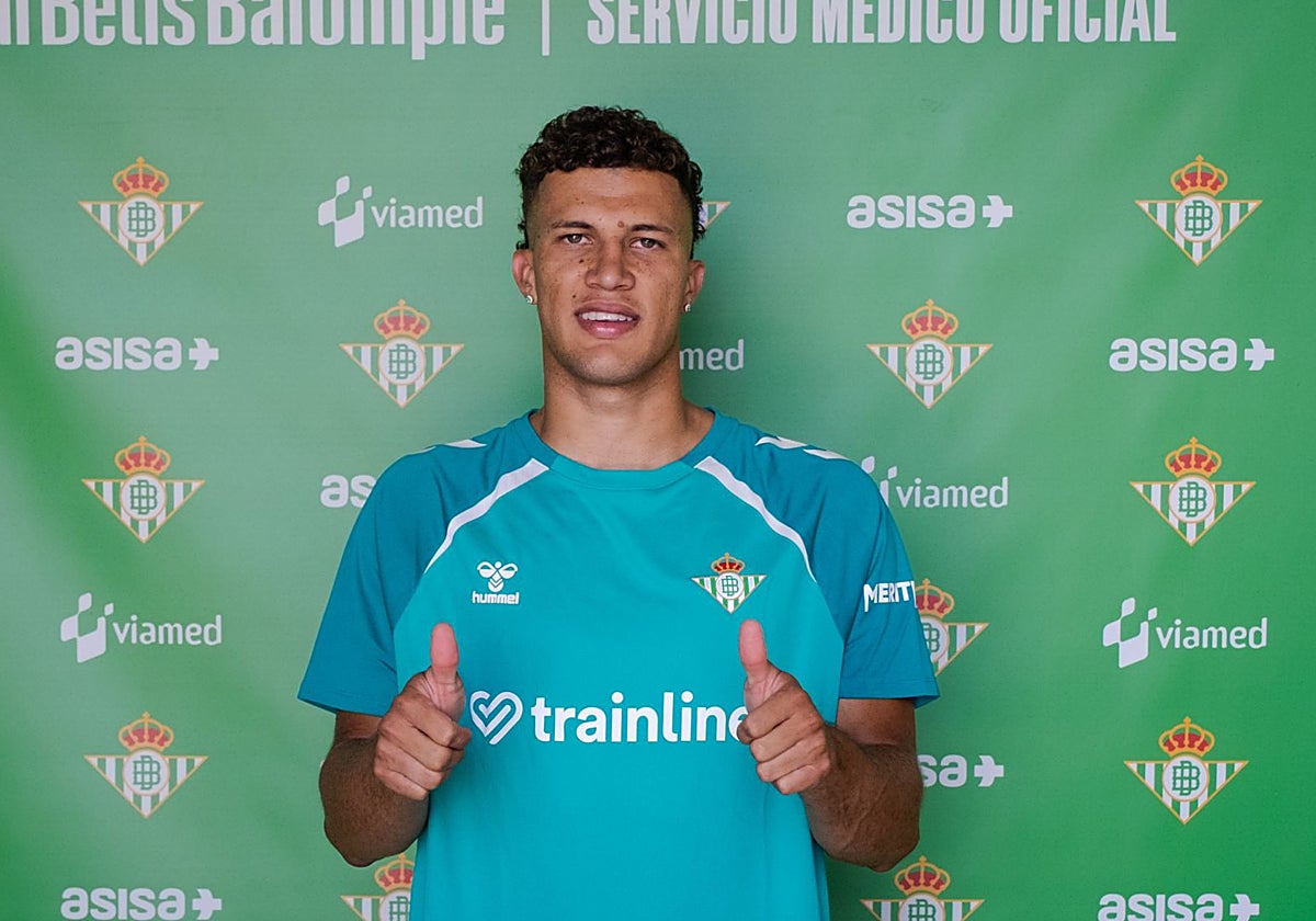 Nelson Deossa, en su reconocimiento médico como nuevo jugador del Betis