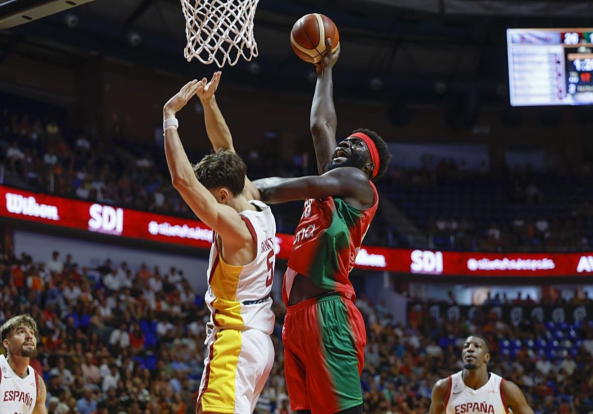 Neemias Queta entra a canasta durante el partido preparatorio para el Eurobasket 2025