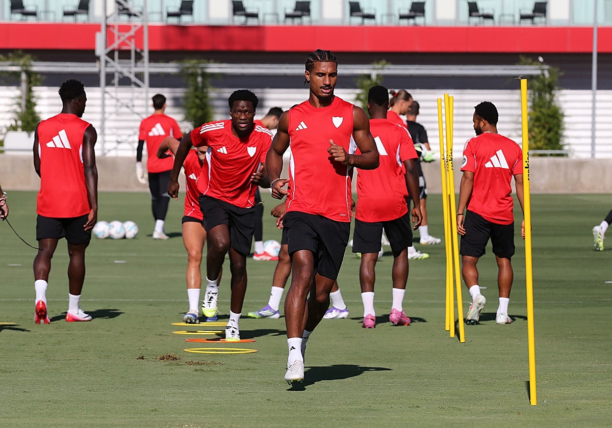 El francés Loïc Badé, en un entrenamiento del Sevilla FC