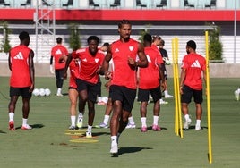 El francés Loïc Badé, en un entrenamiento del Sevilla FC
