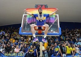 Vega, durante la celebración del título de la Liga argentina de baloncesto 2024-25