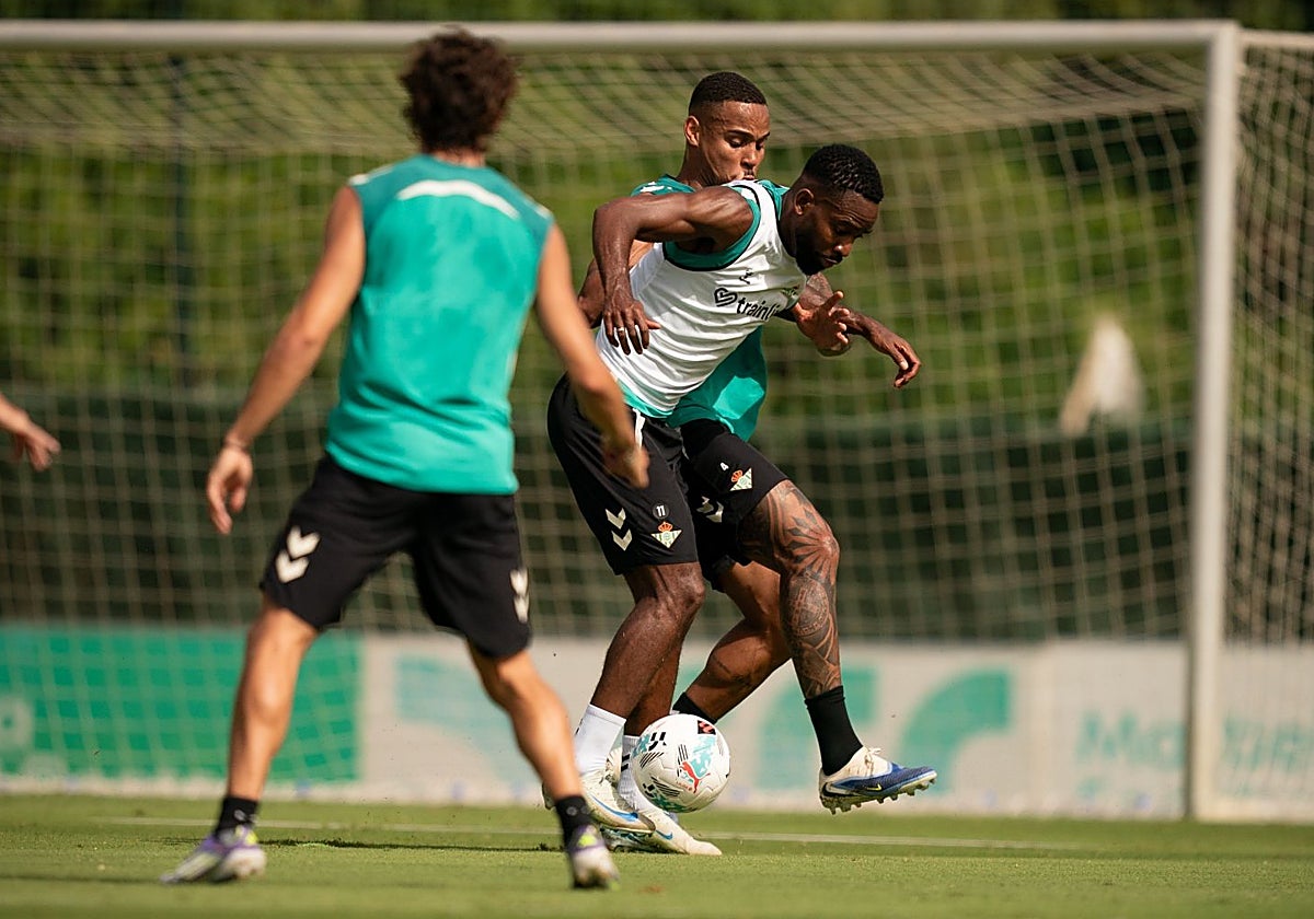Bakambu pelea con Natan por el balón en el primer entrenamiento del Betis en Marbella