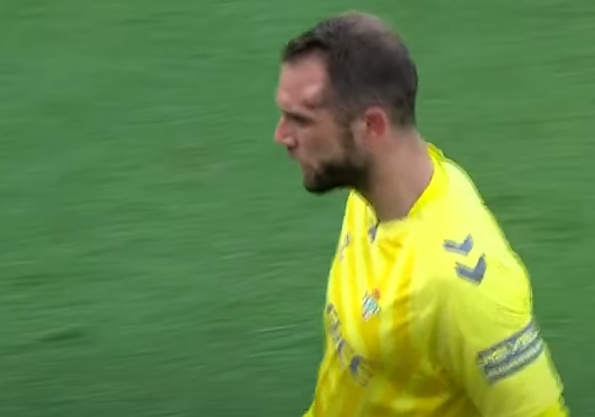 Pau López se retira del terreno de juego tras recibir un golpe en la cabeza