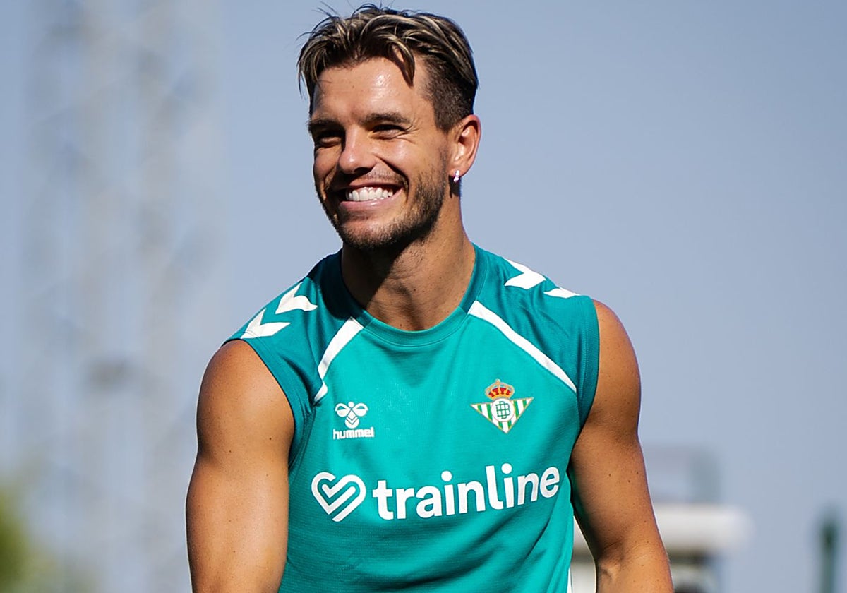 Giovani Lo Celso sonríe en un entrenamiento reciente del Betis