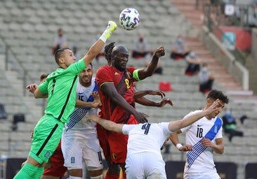 Vlachodimos realiza un despeje durante un amistoso entre Grecia y Bélgica