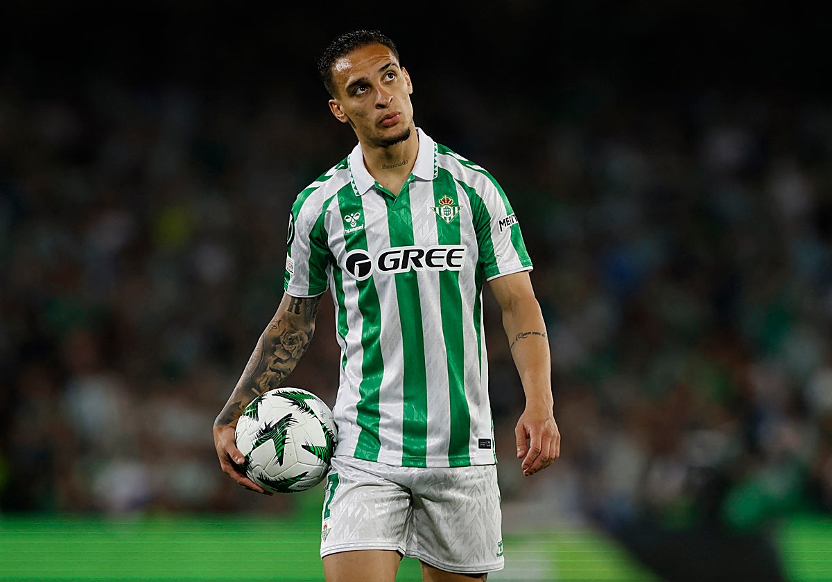 Antony, en un partido de la Conference con el Betis