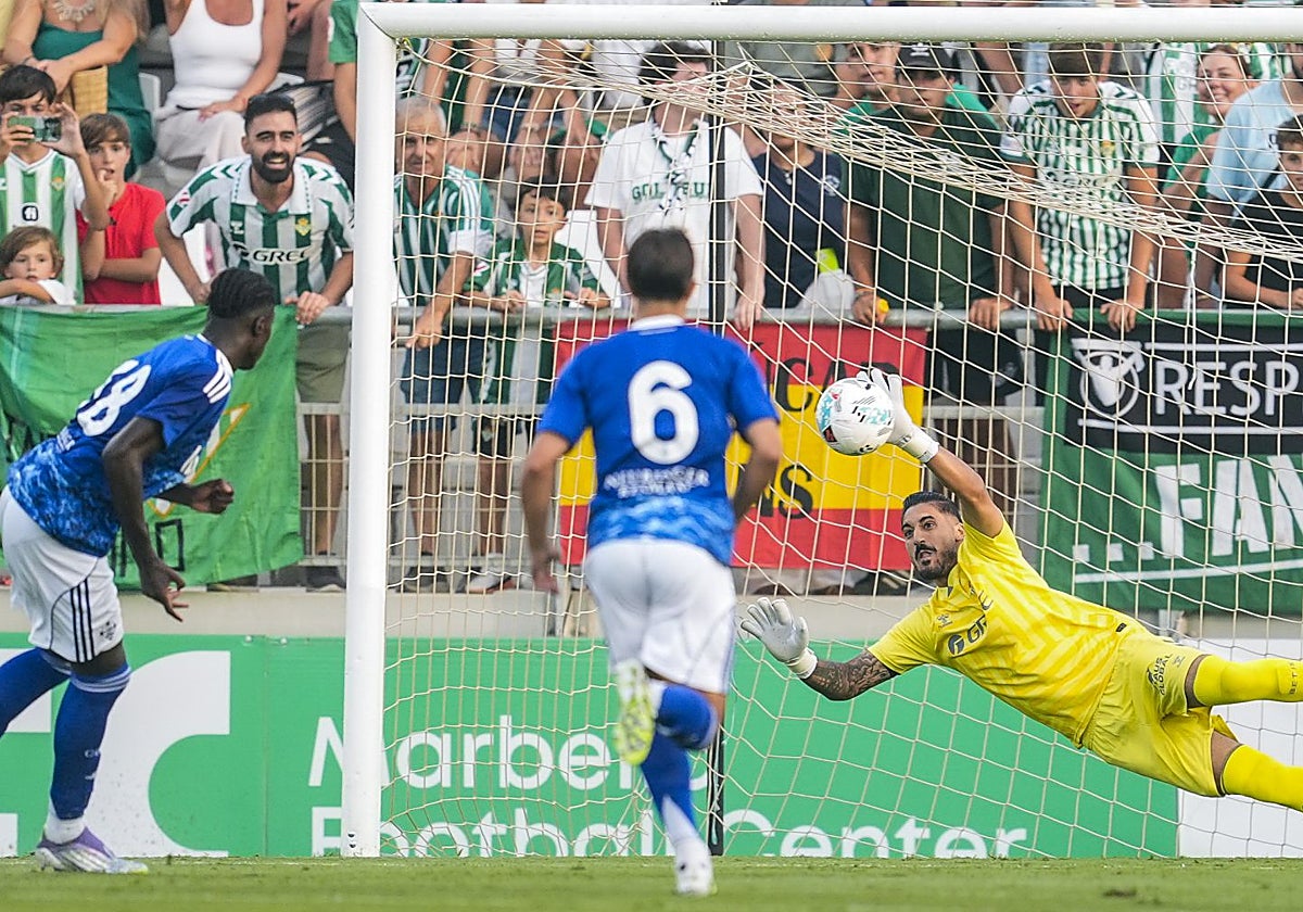 Álvaro Valles, en el instante de detener el penalti a Assane Diao en el Betis - Como