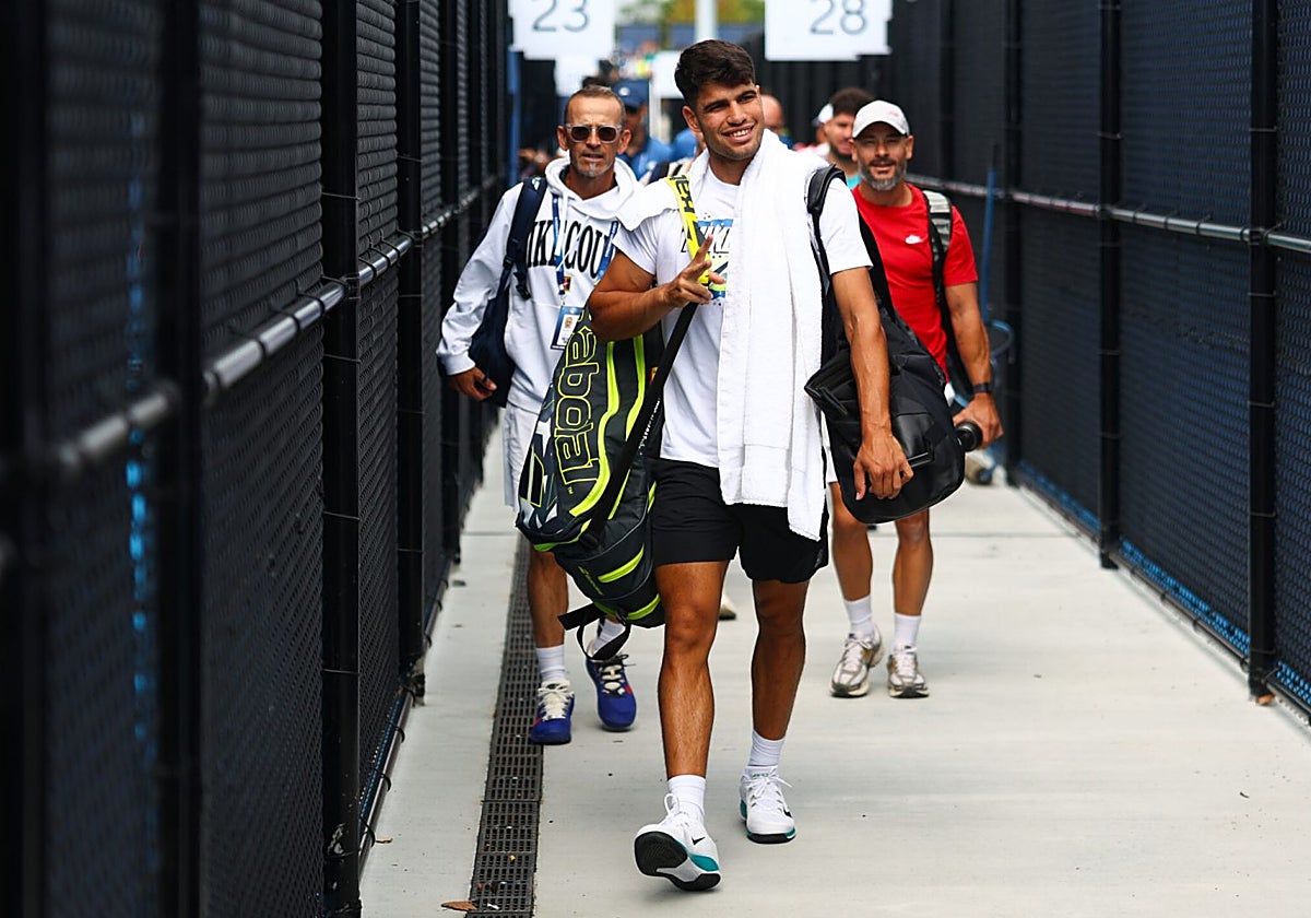 Alcaraz, con su equipo, hacia una pista de entrenamiento en Cincinnati
