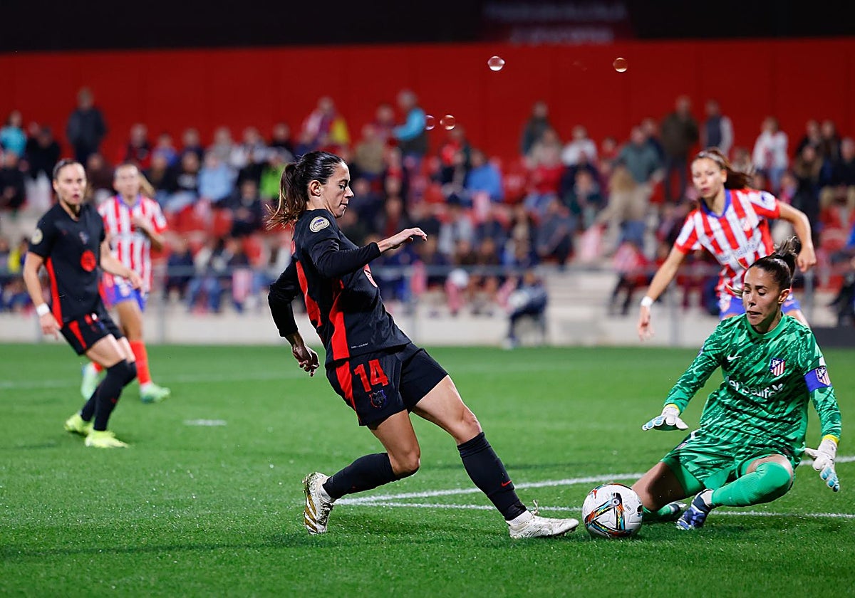 Aitana Bonmatí y Lola Gallardo, durante un partido de Liga F