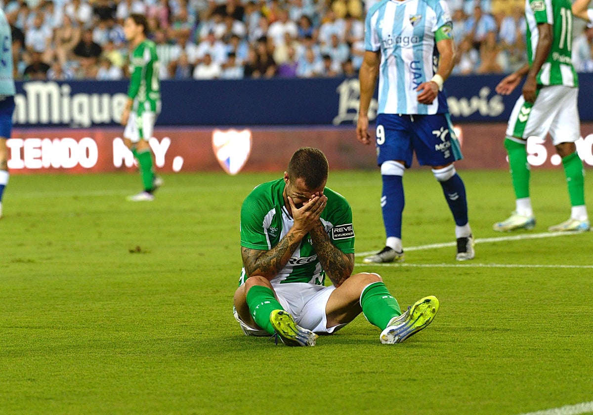 Aitor se duele en el suelo tras un golpe en la cara durante el Málaga - Betis de pretemporada