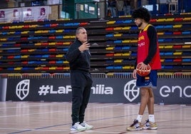 Sergio Scariolo junto a Izan Almansa en un entrenamiento de la selección española