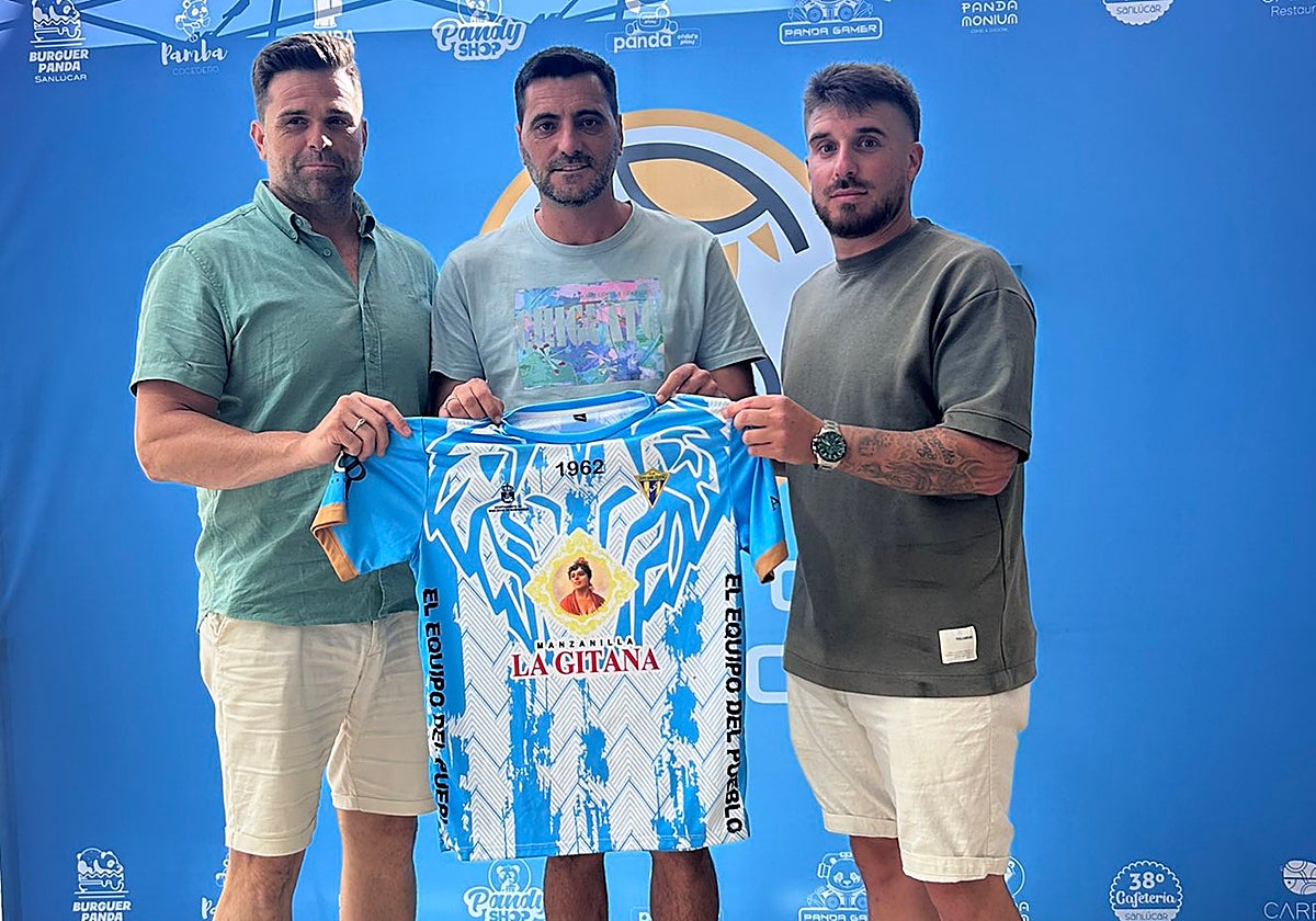 Güiza posa como nuevo jugador del Rayo Sanluqueño, equipo de Primera Andaluza