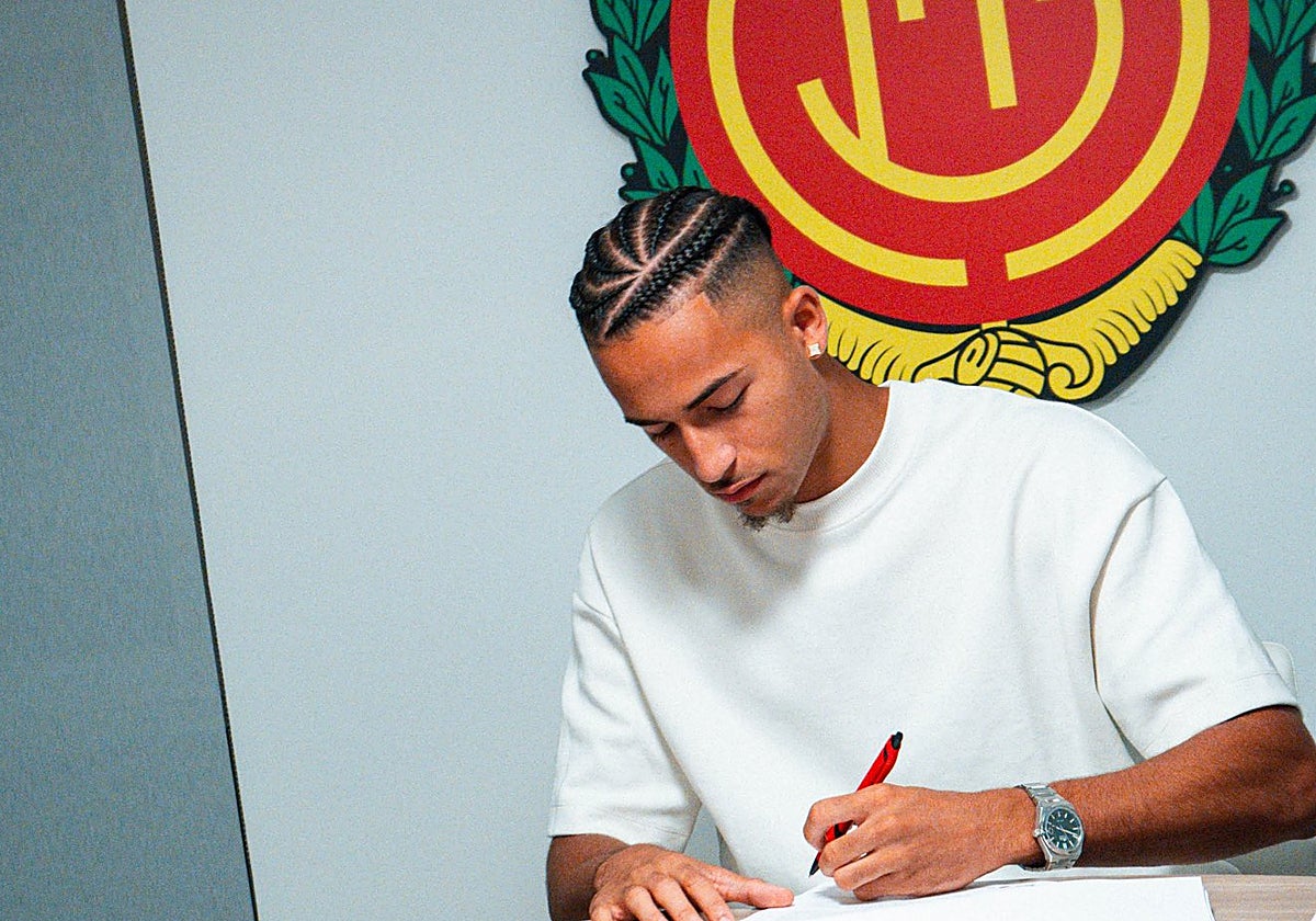 Mateo Joseph firma su contrato con el Mallorca