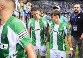 Losada salió con molestias en el tobillo tras una entrada en el tramo final del Málaga - Betis