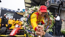 Álex Palou celebrando su título de Indycar