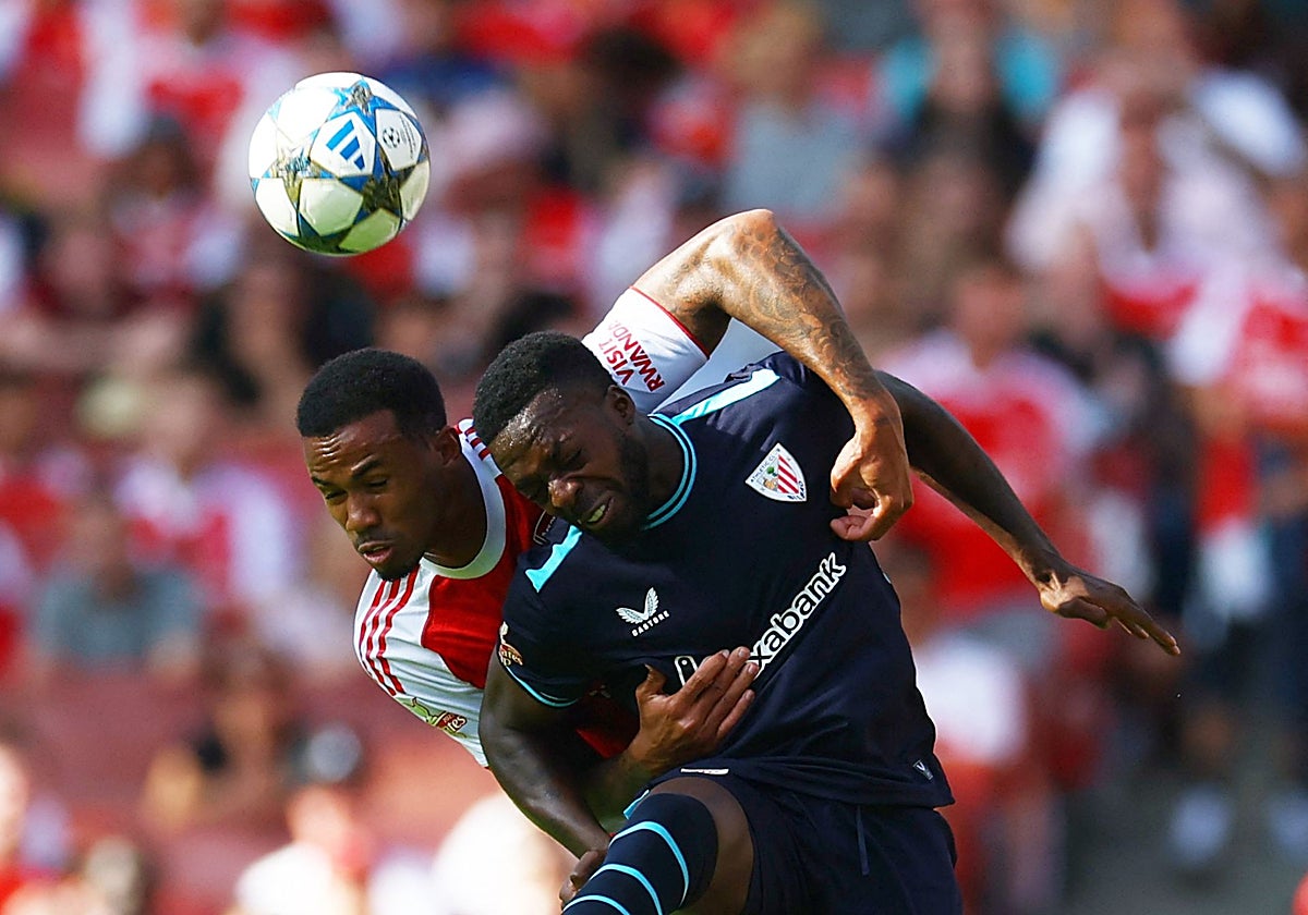 Iñaki Williams salta sujetado por Gabriel Magalhaes durante el Arsenal - Athletic