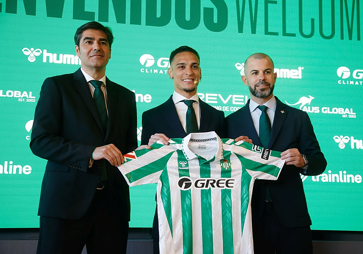 Antony, el día de su presentación como jugador del Betis entre Haro y Fajardo