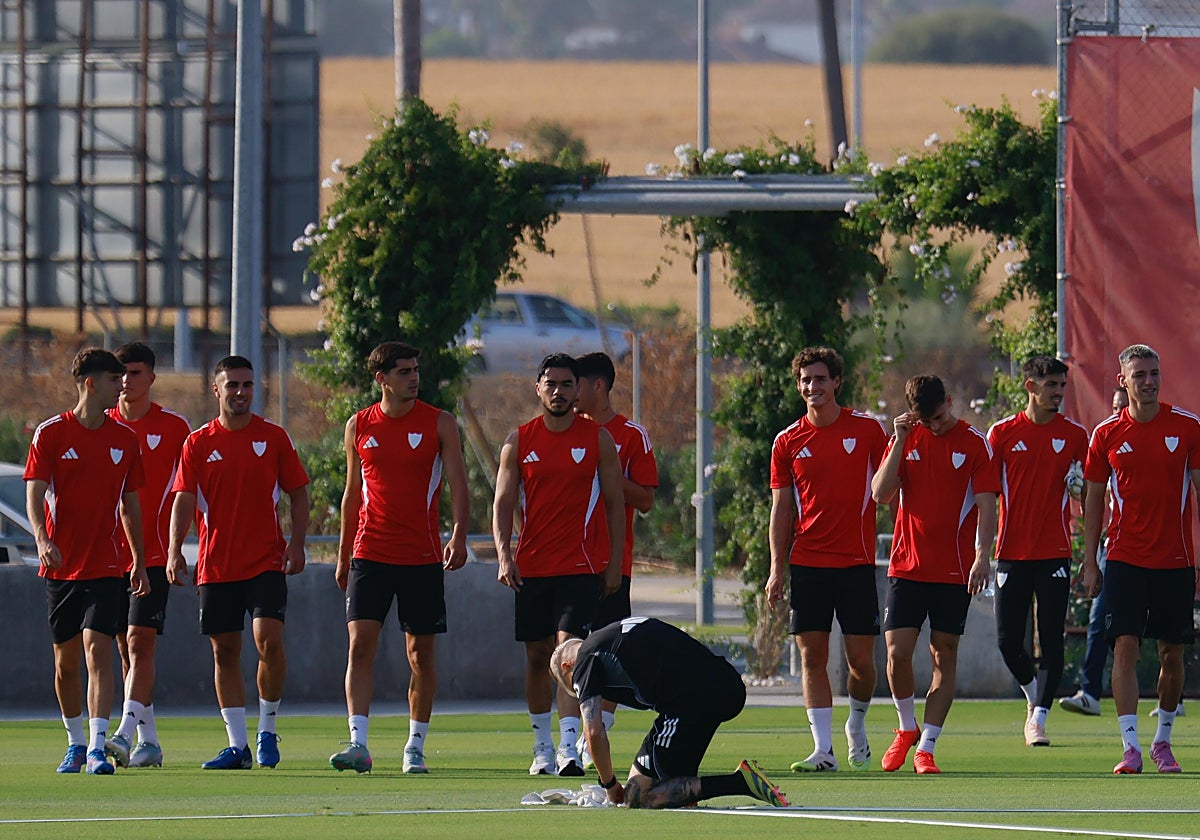Juanlu, junto a Suazo, en el entrenamiento del Sevilla de este martes