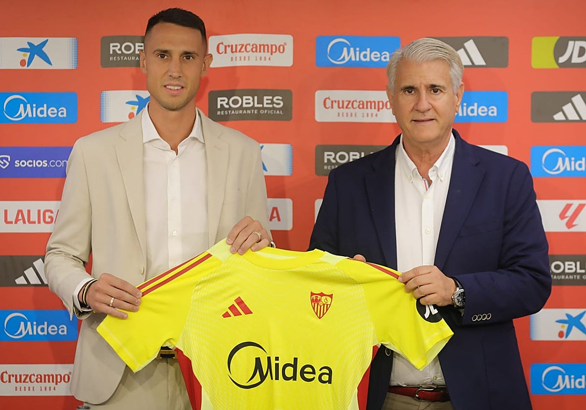 Odysseas Vlachodimos posa junto a Antonio Cordón con la camiseta de portero del Sevilla en su presentación como nuevo guardameta nervionense