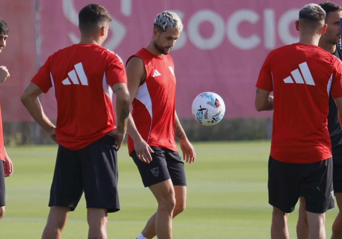 Januzaj pelotea con un balón en un entrenamiento del Sevilla