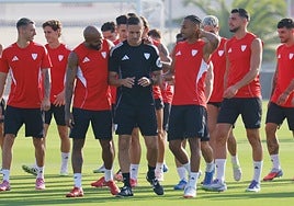 Idumbo, principal novedad en el entrenamiento del Sevilla