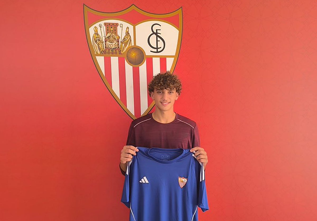 Rayan Azouagh posa con la camiseta del Sevilla