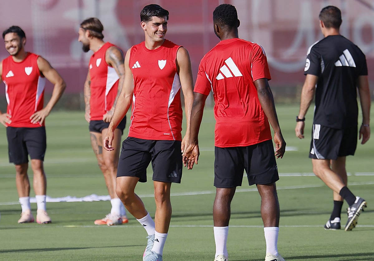 Juanlu sonríe junto a Iheanacho (de espaldas) en el entrenamiento del Sevilla de este viernes