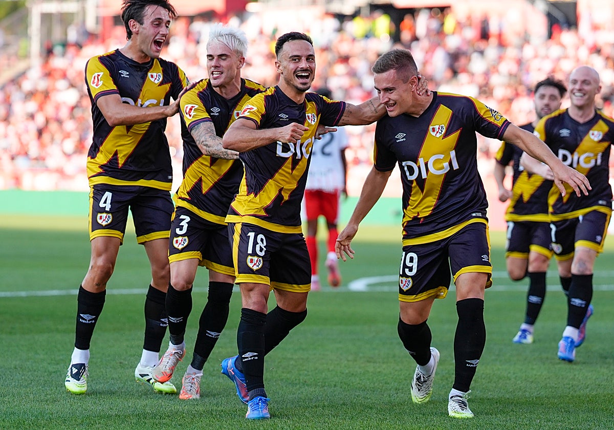 Jorge de Frutos, felicitado por sus compañeros del Rayo tras marcar el primer gol del partido