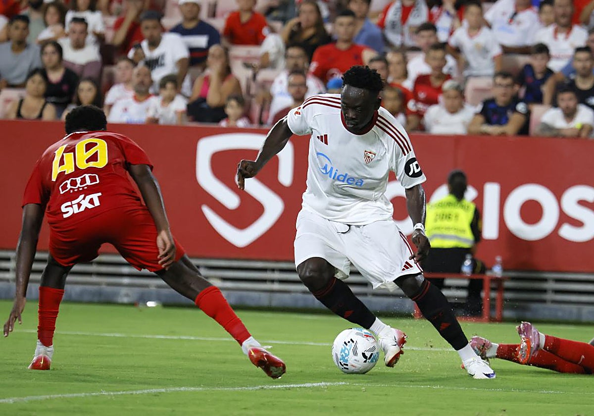 Akor Adams controla un balón durante el Trofeo Antonio Puerta