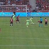 Primer escándalo de la Liga: gol de Ferran con un rival tirado en el área