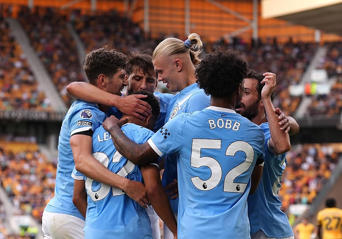 El Manchester City golea en su debut liguero ante los Wolves