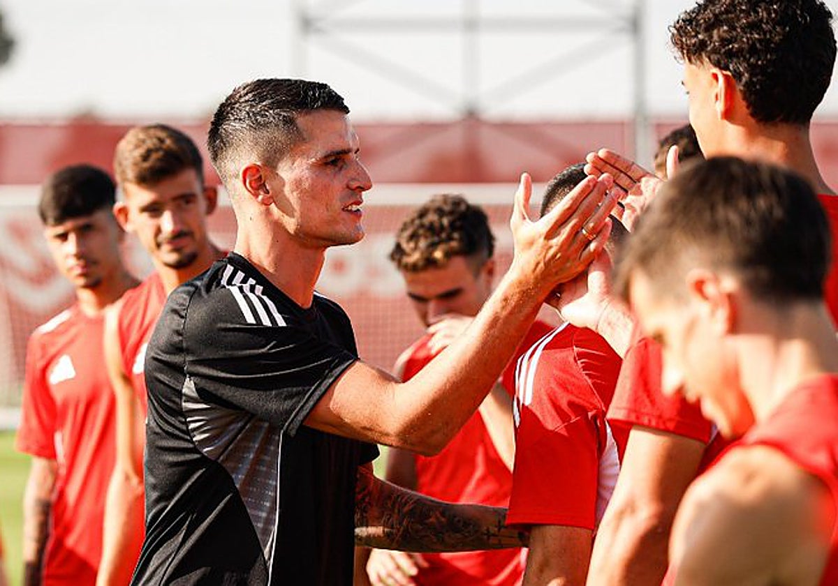 Erik Lamela saluda a la plantilla del Sevilla