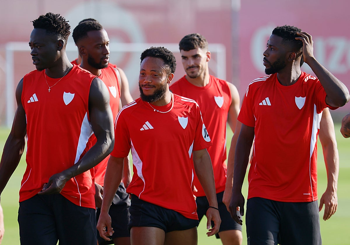 Akor Adams y Ejuke junto a Iheanacho, en un entrenamiento del Sevilla