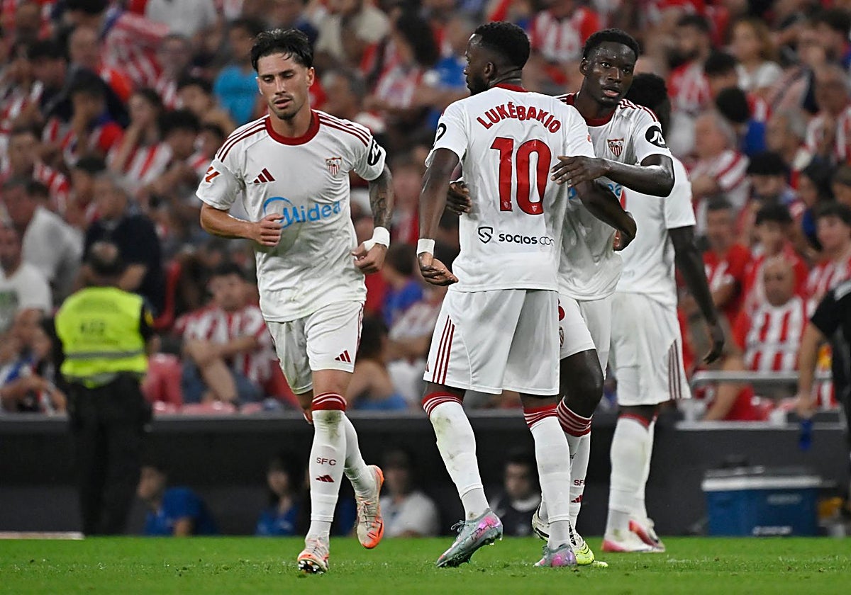 Carmona, Lukebakio y Agoumé celebran el gol del belga