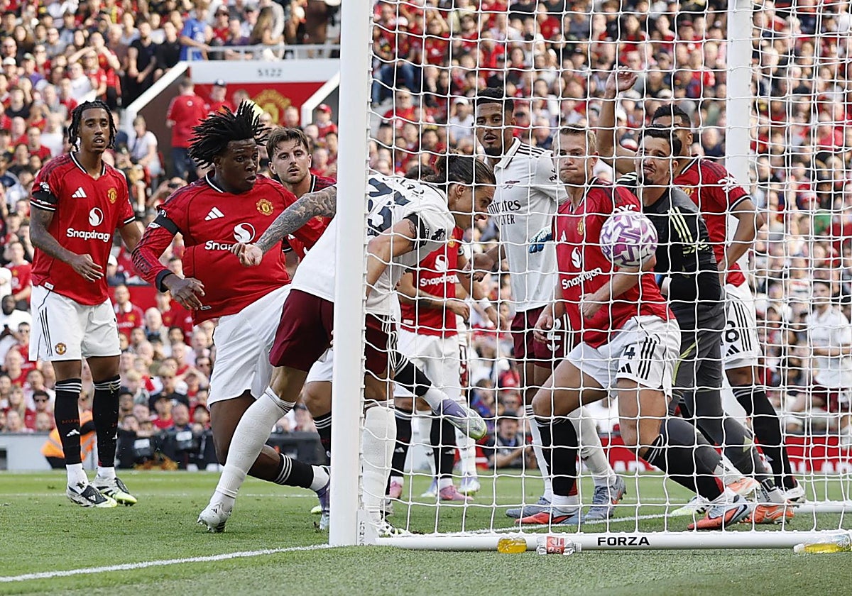 Riccardo Calafiori, anotando el único gol del encuentro