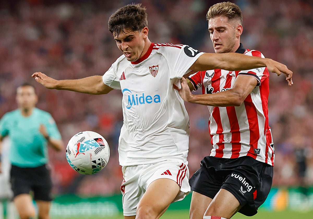 Juanlu protege la pelota ante Robert Navarro