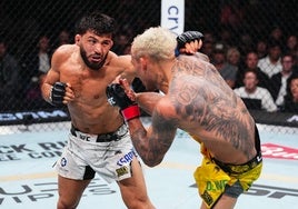 Arman Tsarukyan peleando contra Charles Oliveira