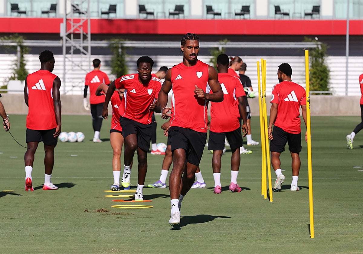 Loïc Badé realiza uno de sus últimos entrenamientos como sevillista