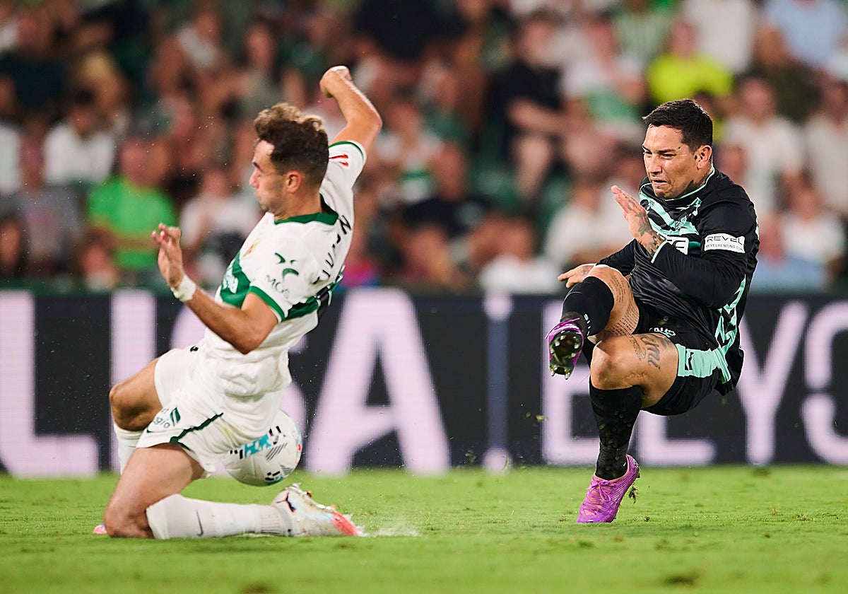 Chimy Ávila remata en una clara ocasión del segundo acto