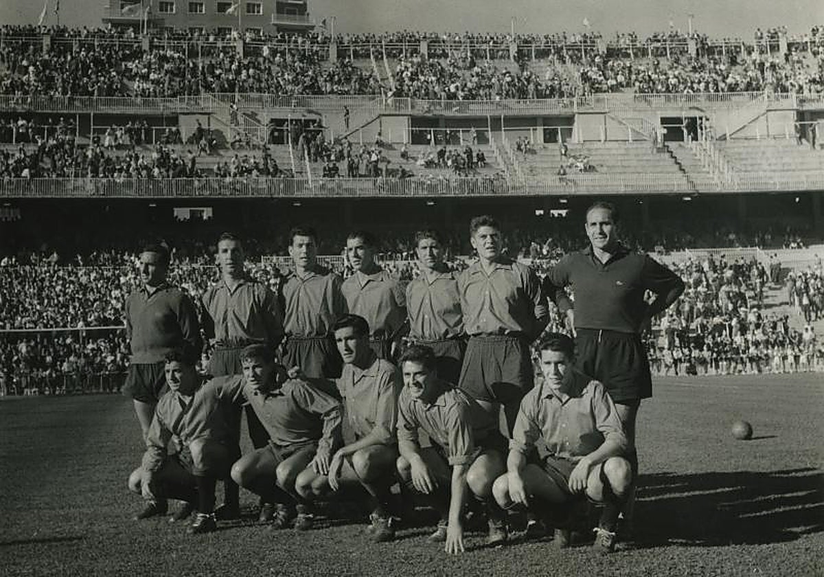 Formación de Osasuna en el estadio Santiago Bernabéu, en el primer partido que estrenó la Liga, en la 1957-58. Venció el Real Madrid por 3-0. En la imagen, los porteros Eizaguirre y Eusebio, junto a Egaña, González, Zubiaurre, Marañón, Glaría II, Areta, Recalde, Sabino, Glaría I y Alberto