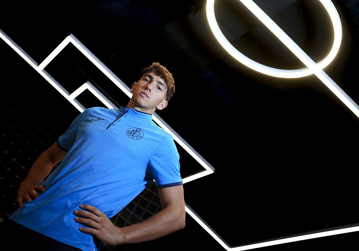 Mario Martín en las oficinas del Getafe CF