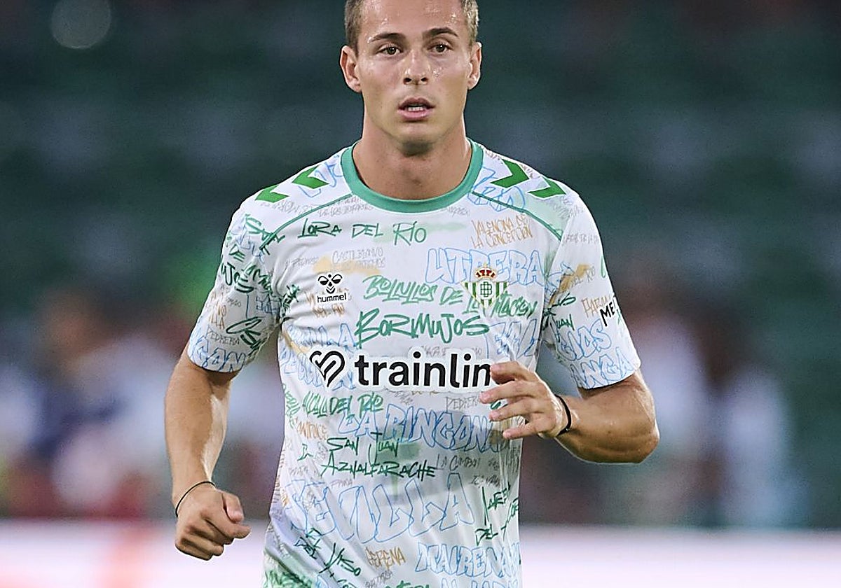 Roro Riquelme, con la camiseta de calentamiento que el Betis estrenó en Elche con el nombre de los pueblos de la provincia de Sevilla