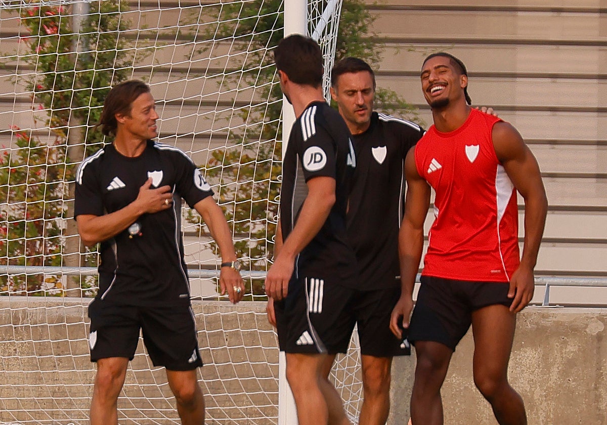 Loïc Badé, muy sonriente con Almeyda, en su despedida del Sevilla FC