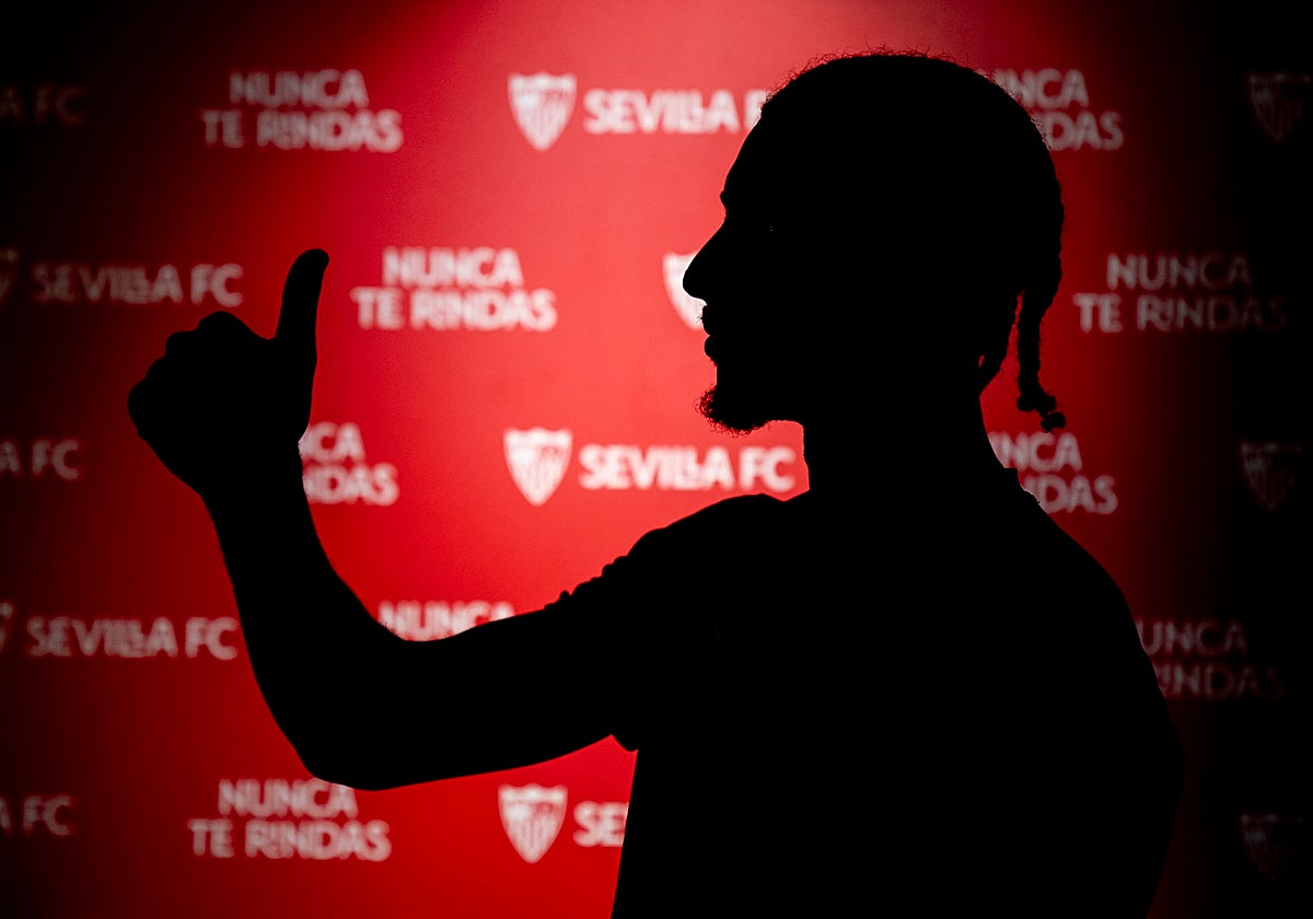 Loïc Badé, en una sombreada durante su estancia en el Sevilla FC
